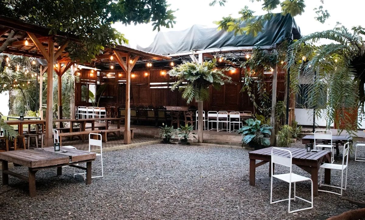 Oase di Tengah Kota: 4 Hidden Gem Bukber Jakarta Timur yang Suasananya Syahdu!