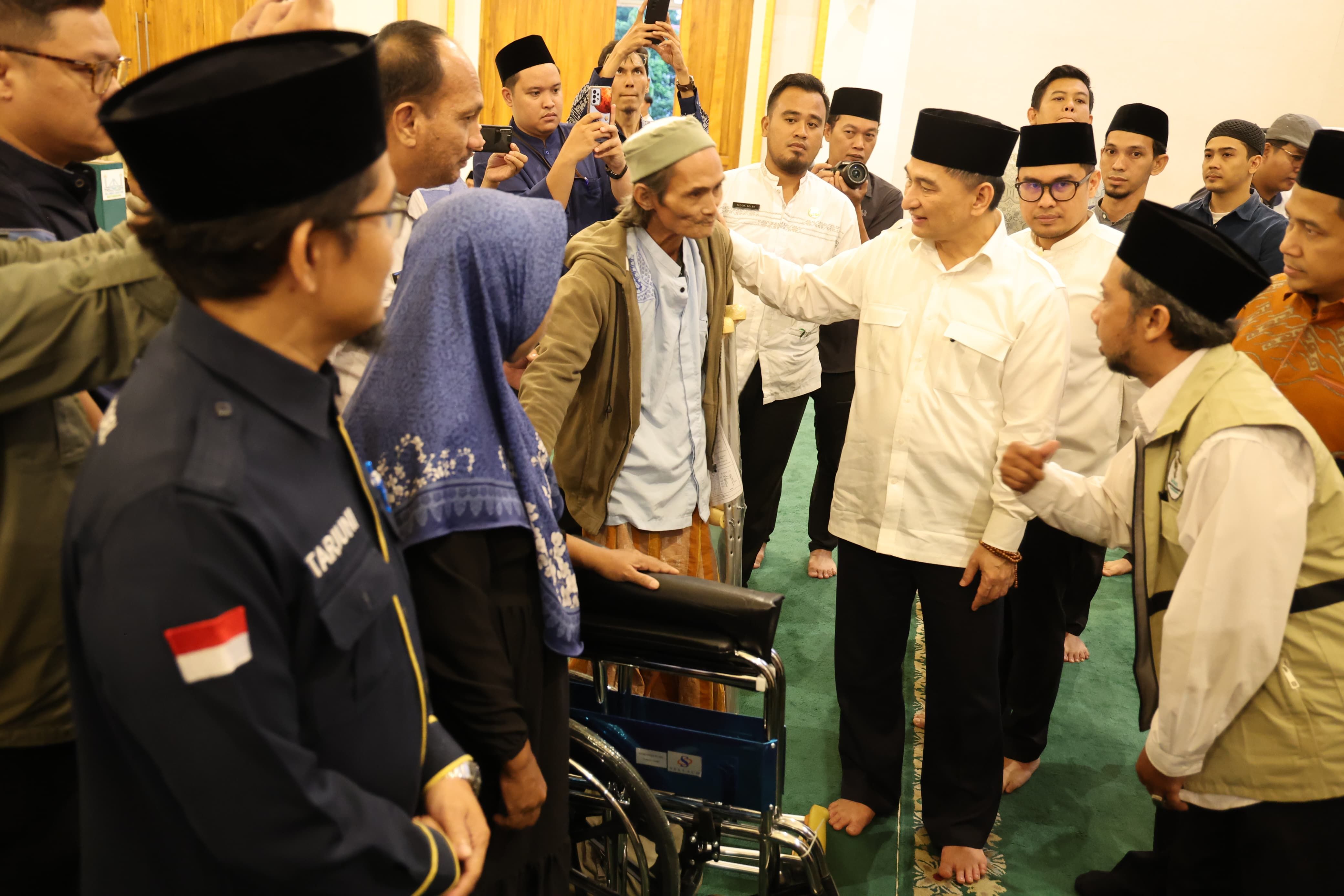 Andri Pedagang Keliling Di Tangsel Terima Bantuan Tongkat dari Wagub Banten