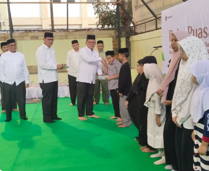 Kemenag Abdya Berbagi Takjil Lewat Program TerasZawa di Ramadhan 1447 H