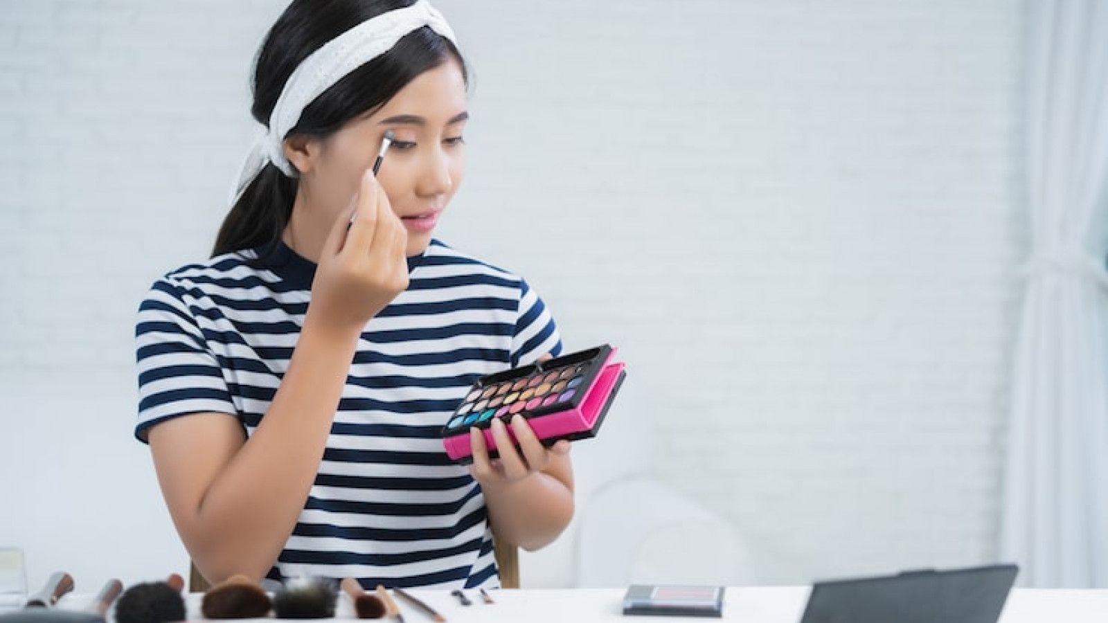 Tampil Segar dan Profesional dengan Makeup Sederhana di Kantor