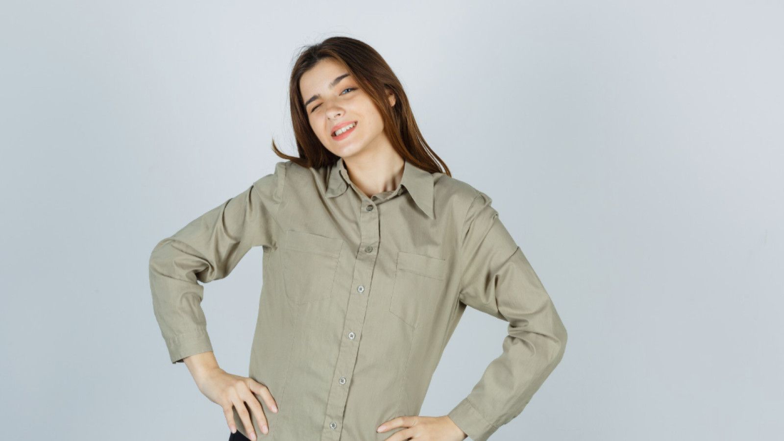 Pilihan Blouse untuk Menyempurnakan Penampilan Wanita dengan Lengan Besar