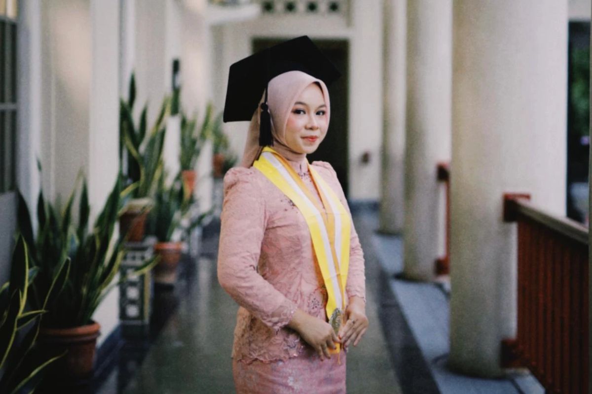 Sempat Insecure Pas Awal Kuliah, Mahasiswi Ini Malah Jadi Wisudawan Termuda UGM di Usia 20 Tahun