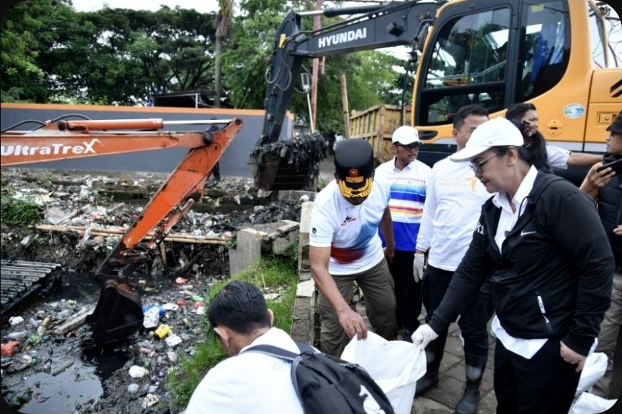 Lakukan Bersih-Bersih Sungai Guna Tangani Persoalan Sampah Penyebab Banjir
