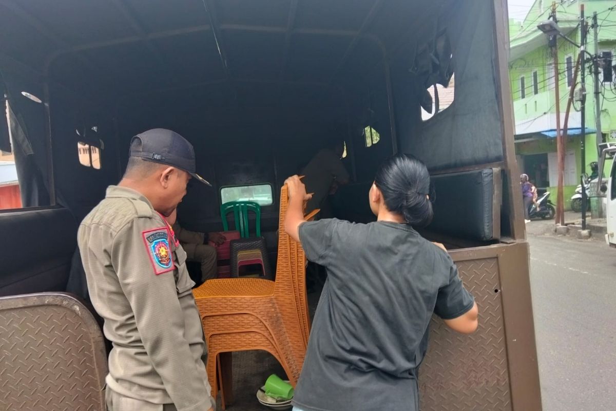 Buka Kepagian, Kursi hingga Piring Rumah Makan di Kota Gorontalo Disita Satpol PP