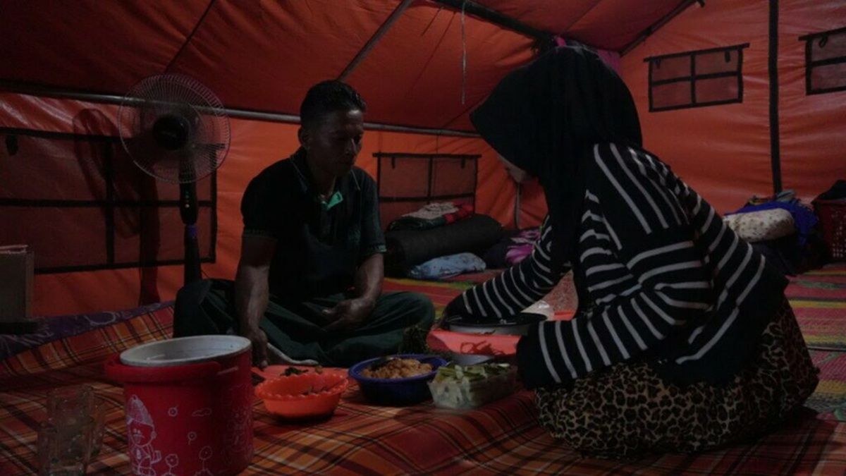 Kisah Kuli Panggul Kayu di Tenda Pengungsian saat Ramadan: Tak Sebahagia Tahun Lalu