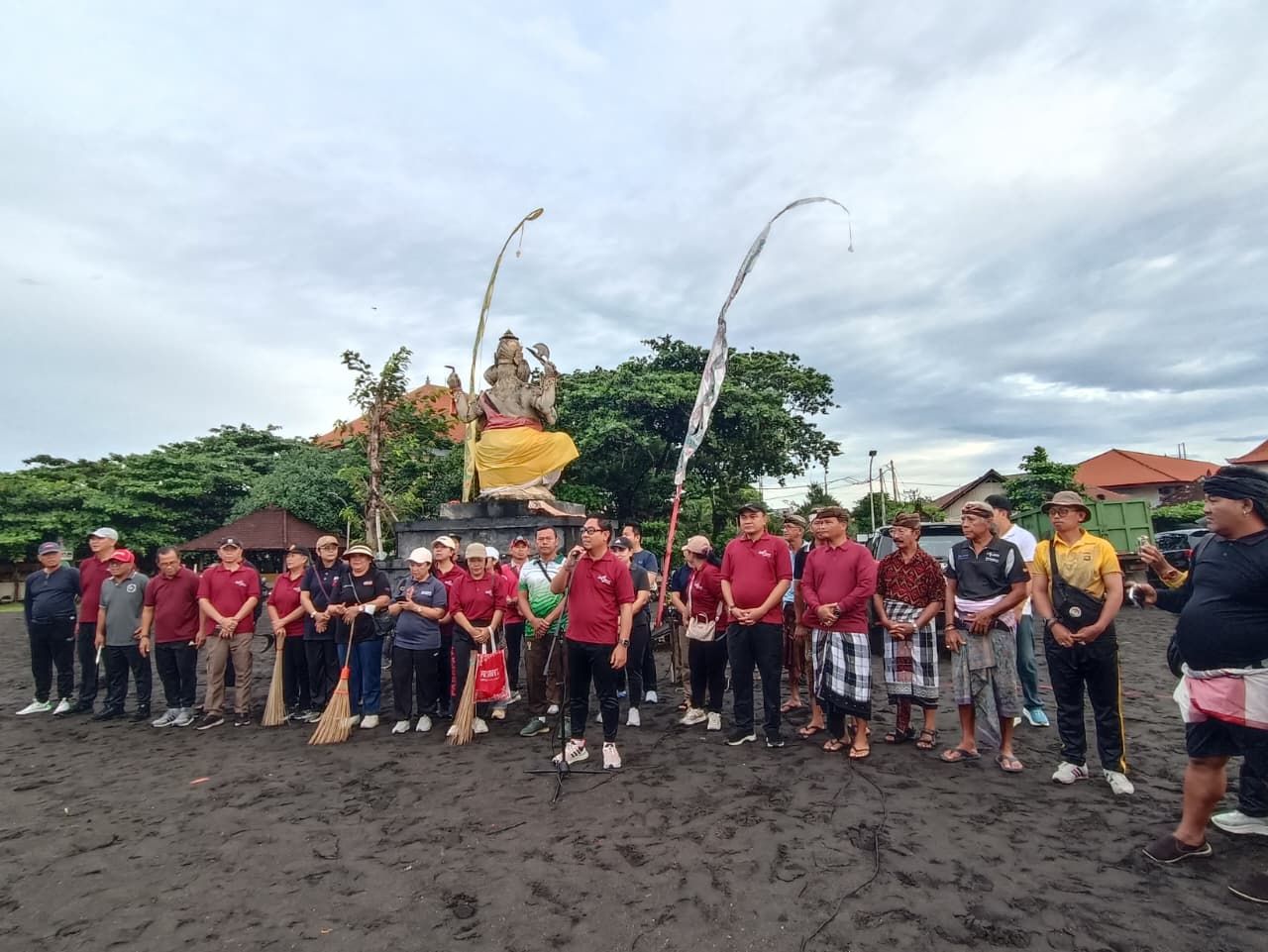 Arya Wibawa Pimpin Aksi Bersih Serentak di Pantai Biaung, Gerakan Tak Boleh Sekadar Seremonial