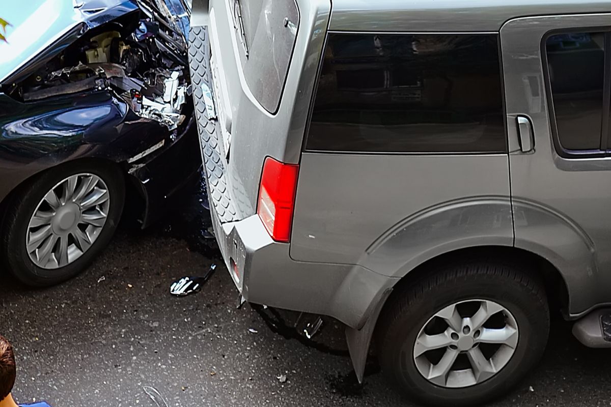 Lakalantas, Truk Kontainer Miring Robohkan Lampu Jalan.