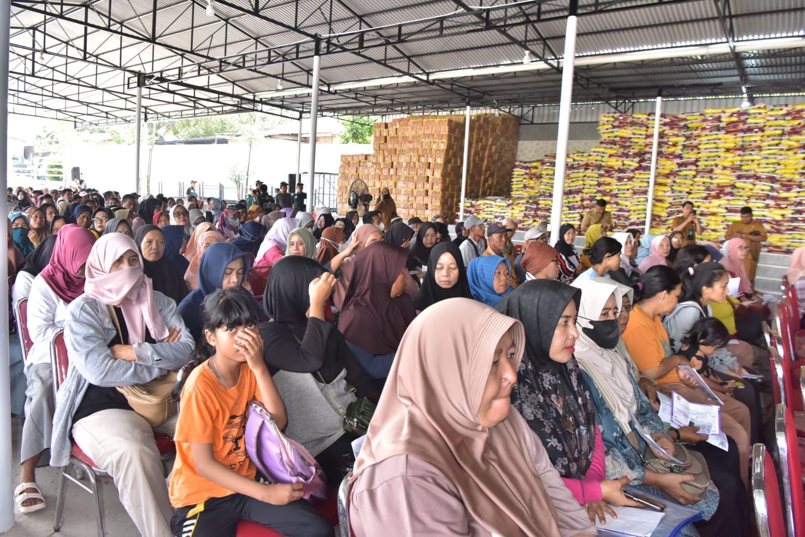 Wujud Kepedulian, Maulana-Diza Salurkan Belasan Ribu Paket Bantuan untuk Masyarakat dan Anak Yatim
