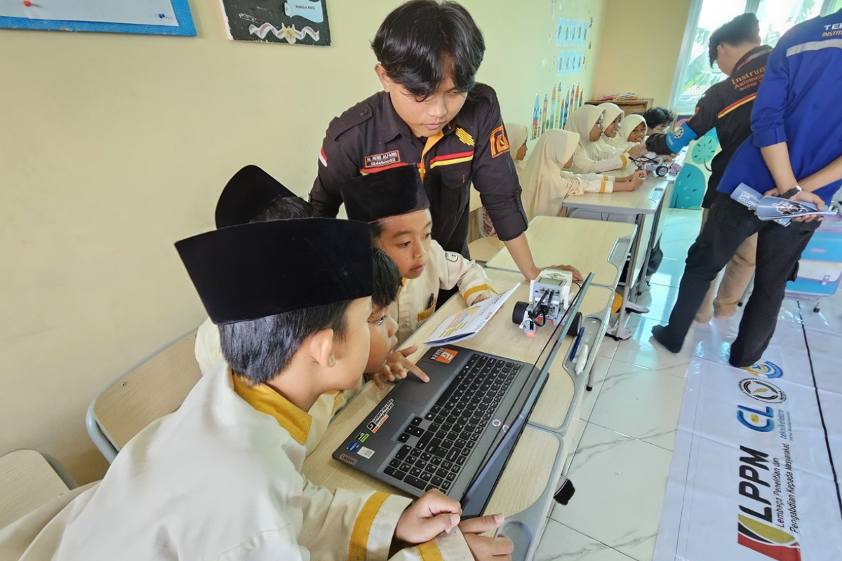 Teknik Elektro Itera Kenalkan Robotika LEGO EV3 ke Siswa SD di Bandar Lampung