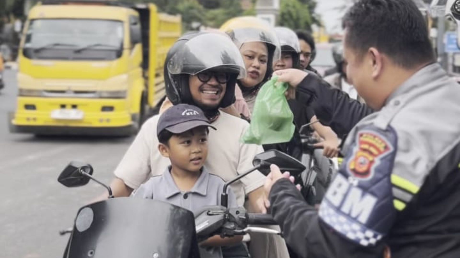 Polri Yang Humanis, BM Satlantas Polres Purwakarta Bagikan Takjil Ke Masyarakat