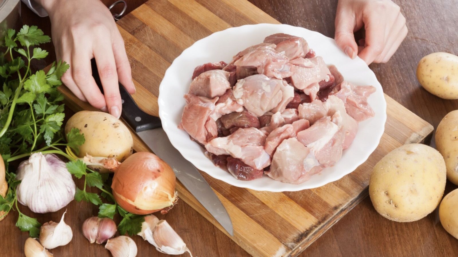 Teknik Ampuh Mengolah Daging Menjadi Lembut Tanpa Alat Khusus