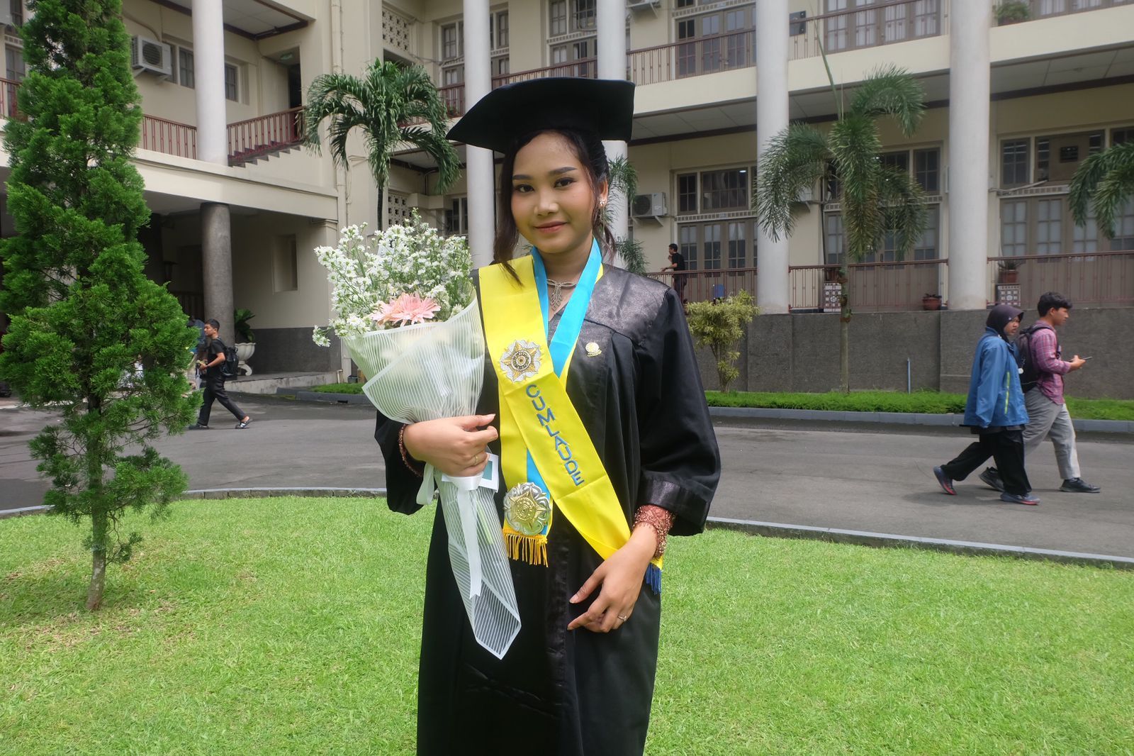 Cerita Khaira Zata Dini Jadi Wisudawan Tercepat Sarjana Terapan Sekolah Vokasi UGM