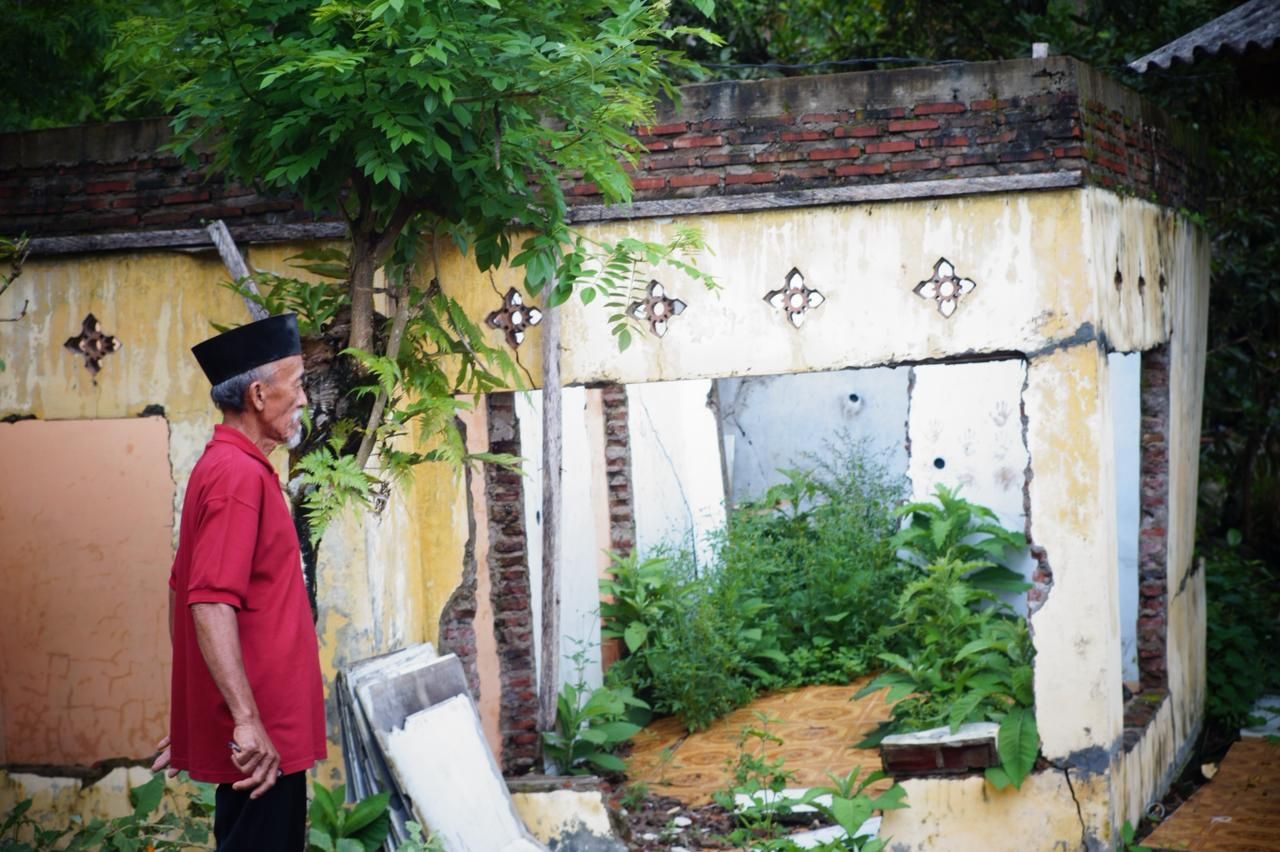Akibat Pergeseran Tanah 32 Rumah di Kampung Cinangga Lebak Retak-retak