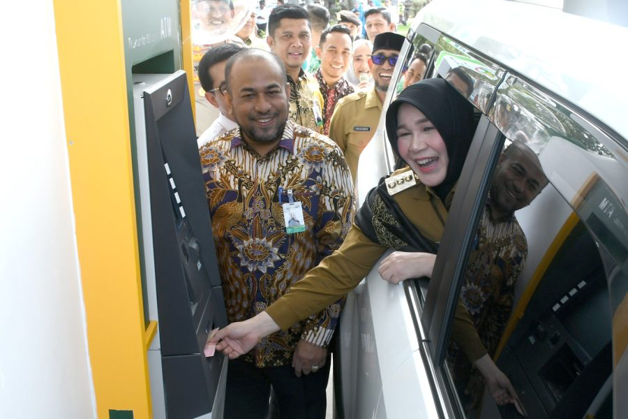 Wali Kota Illiza Resmikan ATM Drive Thru Bank Aceh Syariah di Samping Masjid Raya