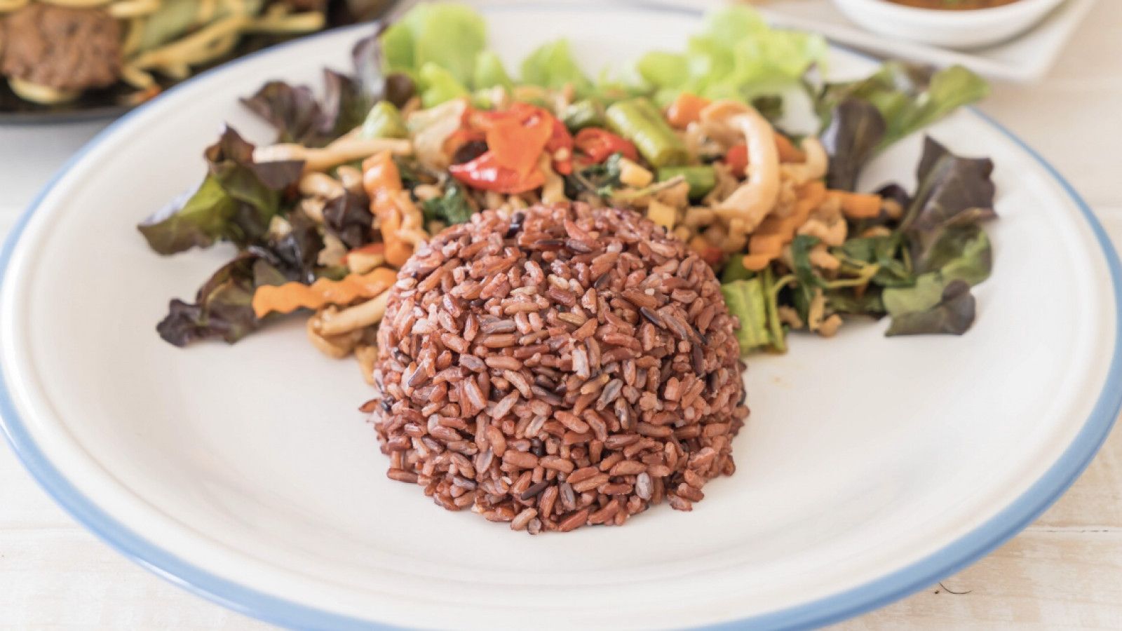 Panduan Memasak Nasi Merah Agar Pulen dan Lezat