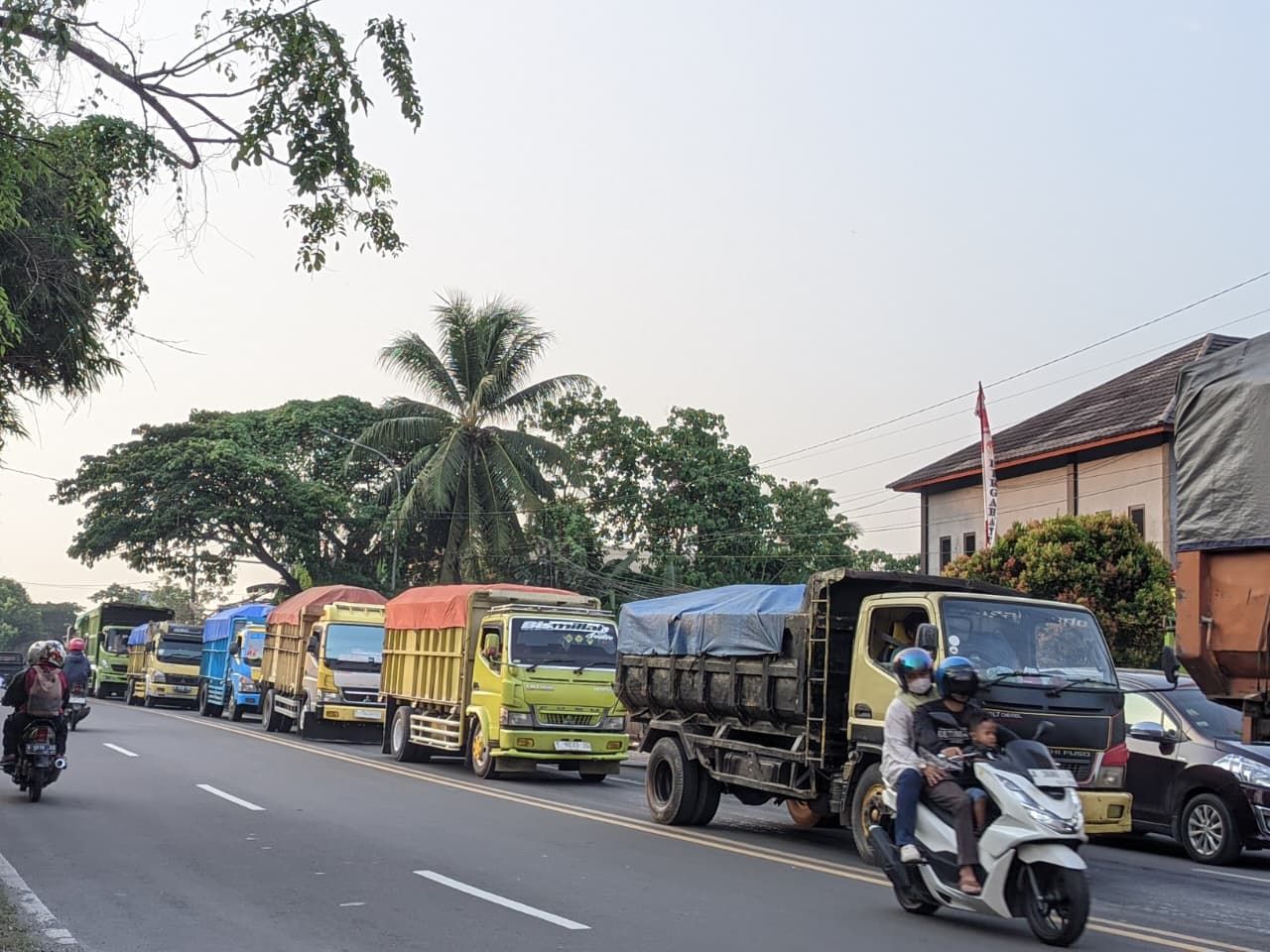 Kemacetan Truk Besar Setiap Tahun Di JLS Cilegon Saat Arus Mudik Belum Ada Solusi