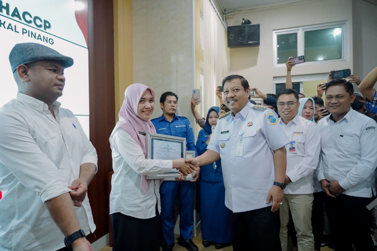 Wali Kota Pangkalpinang Prof Udin Serahkan Sertifikat HACCP, Sembilan Pelaku UMKM Naik Kelas, Targetkan Tembus Pasar Global