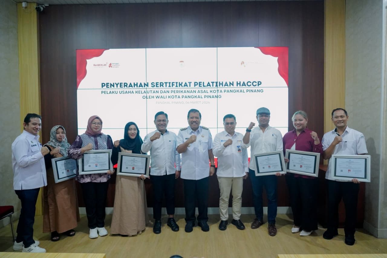 Wali Kota Pangkalpinang Prof Udin Serahkan Sertifikat HACCP, Sembilan Pelaku UMKM Naik Kelas, Targetkan Tembus Pasar Global