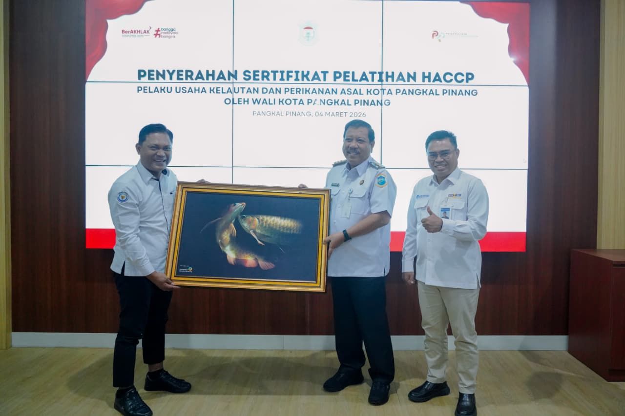 Wali Kota Pangkalpinang Prof Udin Serahkan Sertifikat HACCP, Sembilan Pelaku UMKM Naik Kelas, Targetkan Tembus Pasar Global