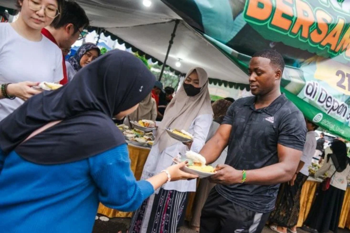 Ramadhan Penuh Kebersamaan, Mahasiswa Internasional Unesa Ikut Berbagi Takjil