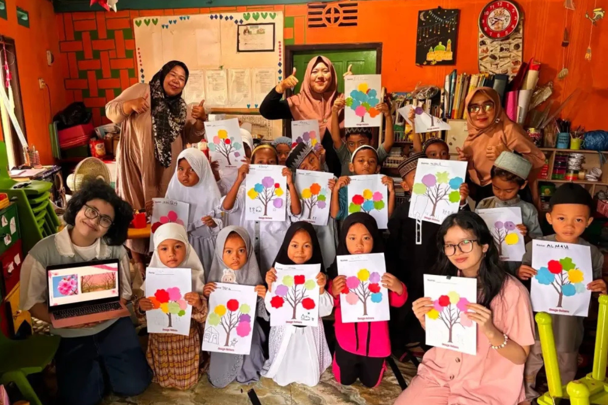 Inspiratif! Libur Kuliah, Mahasiswi Unair Jadi Relawan Pengajar di Pelosok Kalimantan Timur