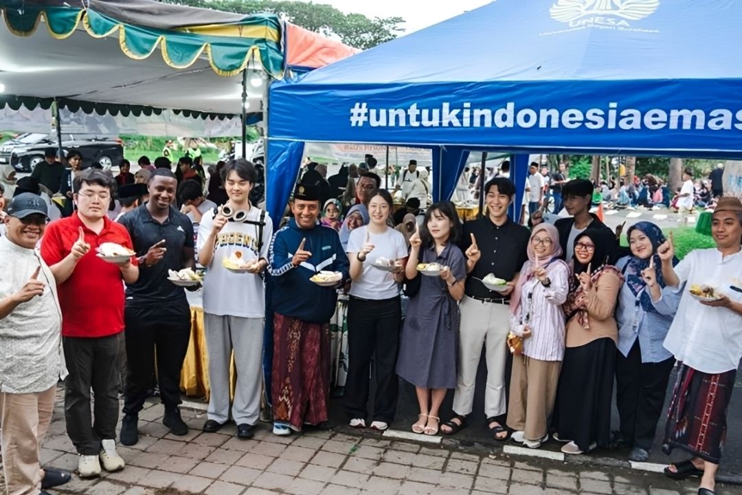 Ramadhan Penuh Kebersamaan, Mahasiswa Internasional Unesa Ikut Berbagi Takjil