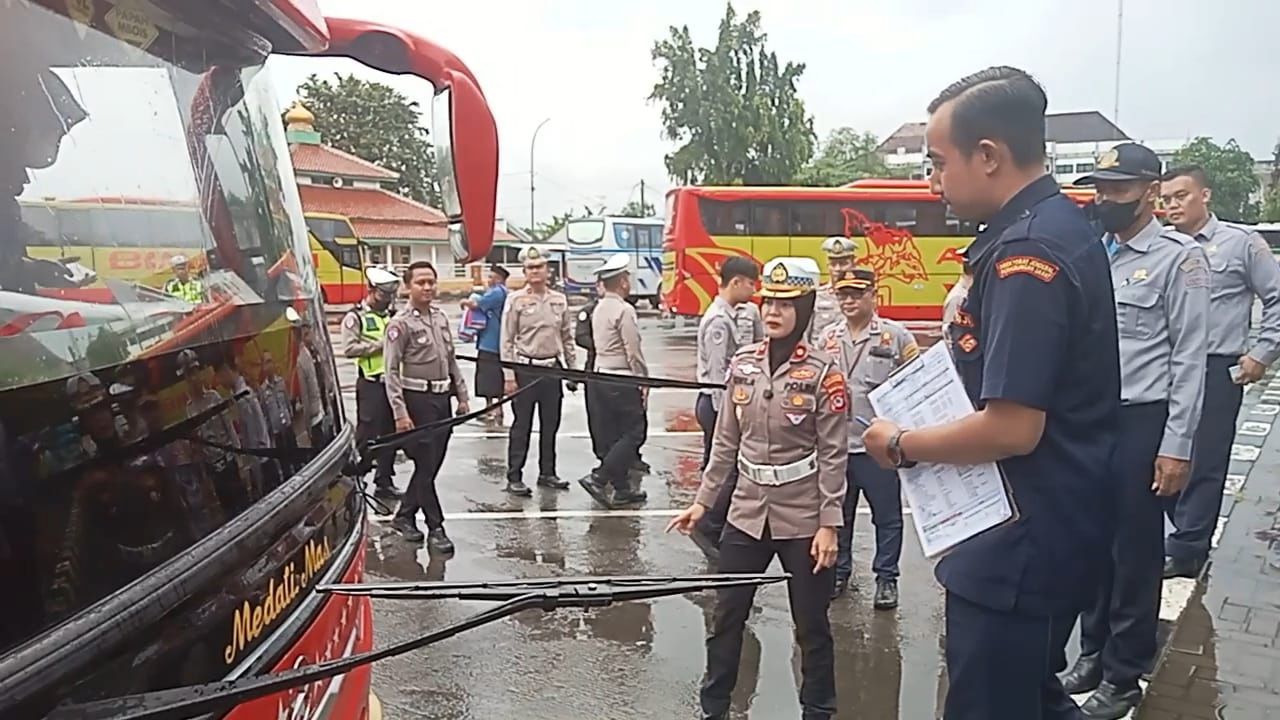 Jelang Arus Mudik Lebaran, Petugas Gabungan Cek Kelayakan Bus di Terminal Pakupatan