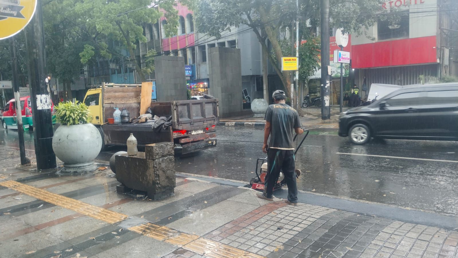 Bekas Galian IPT di 16 Ruas Jalan Bandung Dirapikan Lebih Cepat Jelang Arus Mudik