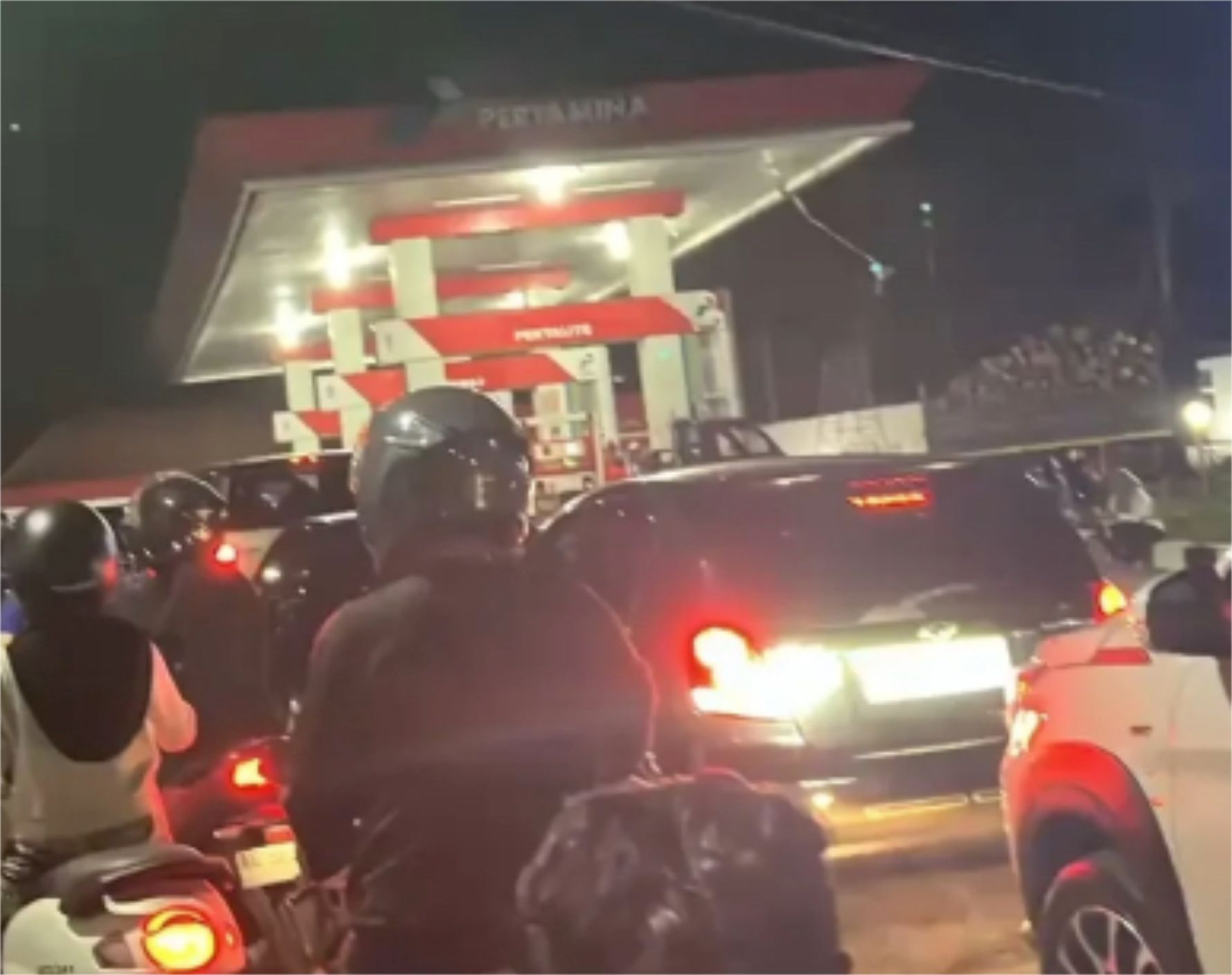 Dampak Ketegangan di Selat Hormuz, Warga Jember Panik Beli BBM hingga Antrean SPBU Mengular