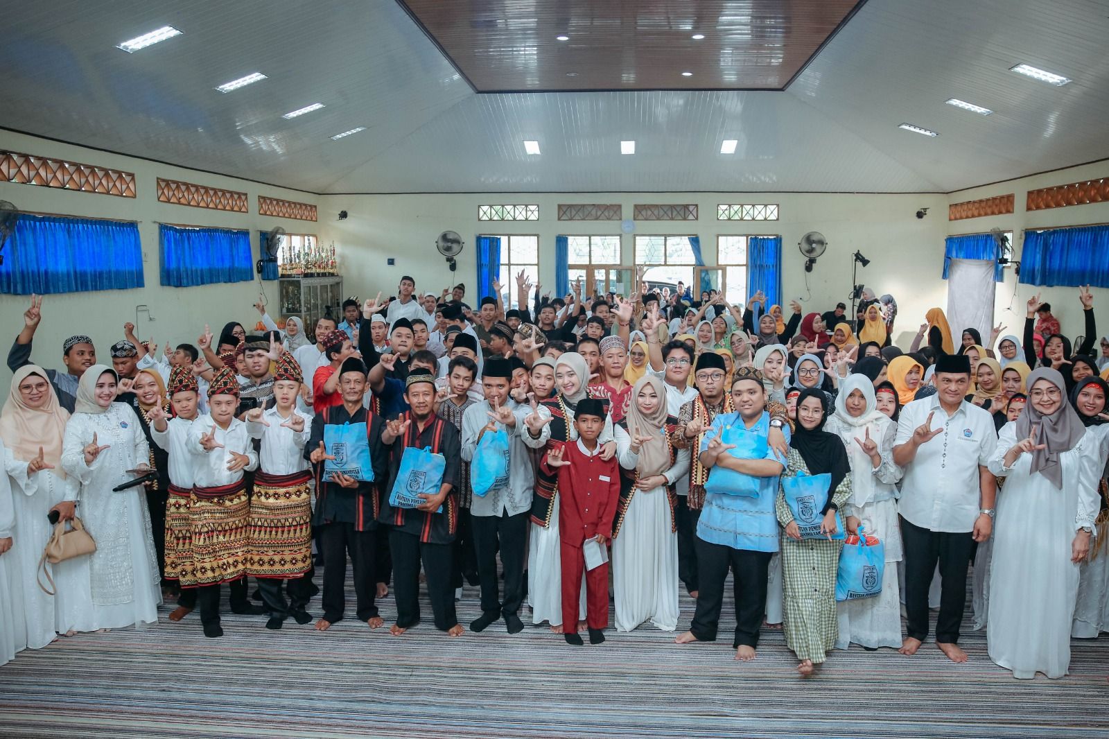 Wagub Jihan Safari Ramadan ke SLB PKK, Bagikan 130 Paket Sembako untuk Siswa Difabel