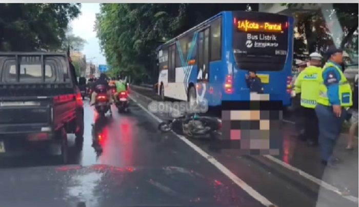 Tabrak Pembatas Jalan dan Senggol TransJ di Jakut, Pemotor Tewas Seketika