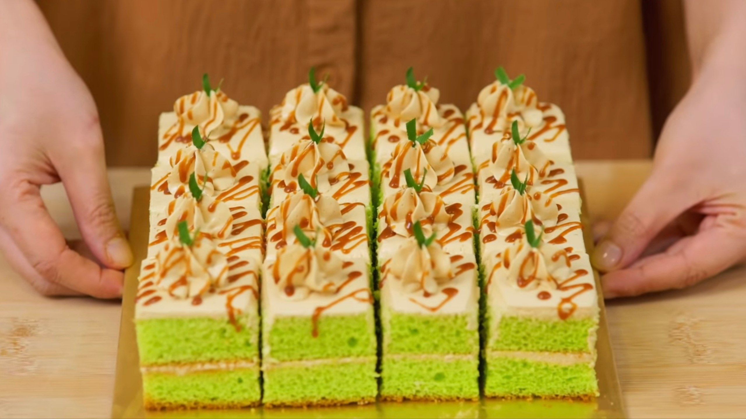 Resep Pandan Gula Melaka Cake yang Lembut dan Manis, Anti Gagal