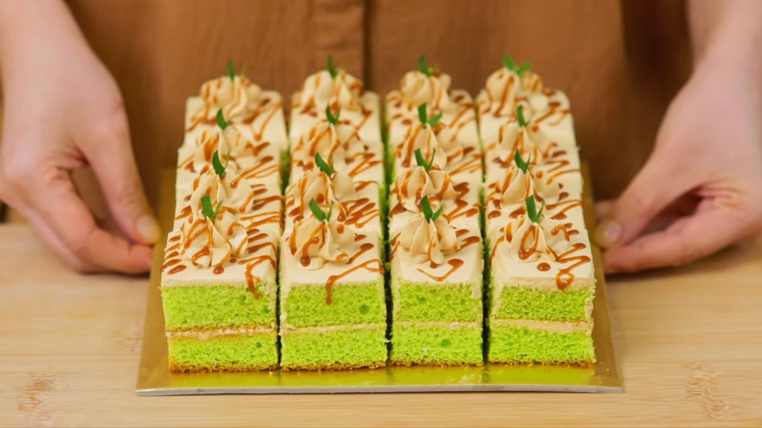 Resep Pandan Gula Melaka Cake yang Lembut dan Manis, Anti Gagal