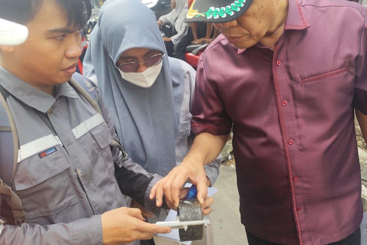 DPRD Sulsel Uji Ketebalan Aspal Jalan Hertasning, Hasilnya Melebihi Standar Teknis