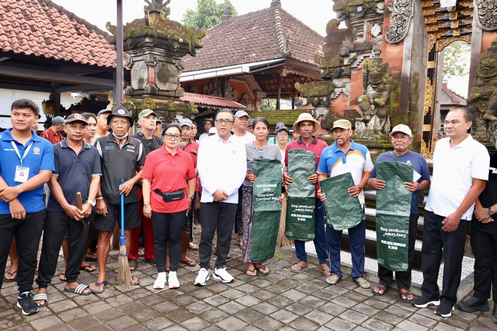 Gerakan Bersih di Pura Mertasari, Wali Kota Denpasar Ajak Warga Kelola Sampah dari Sumber