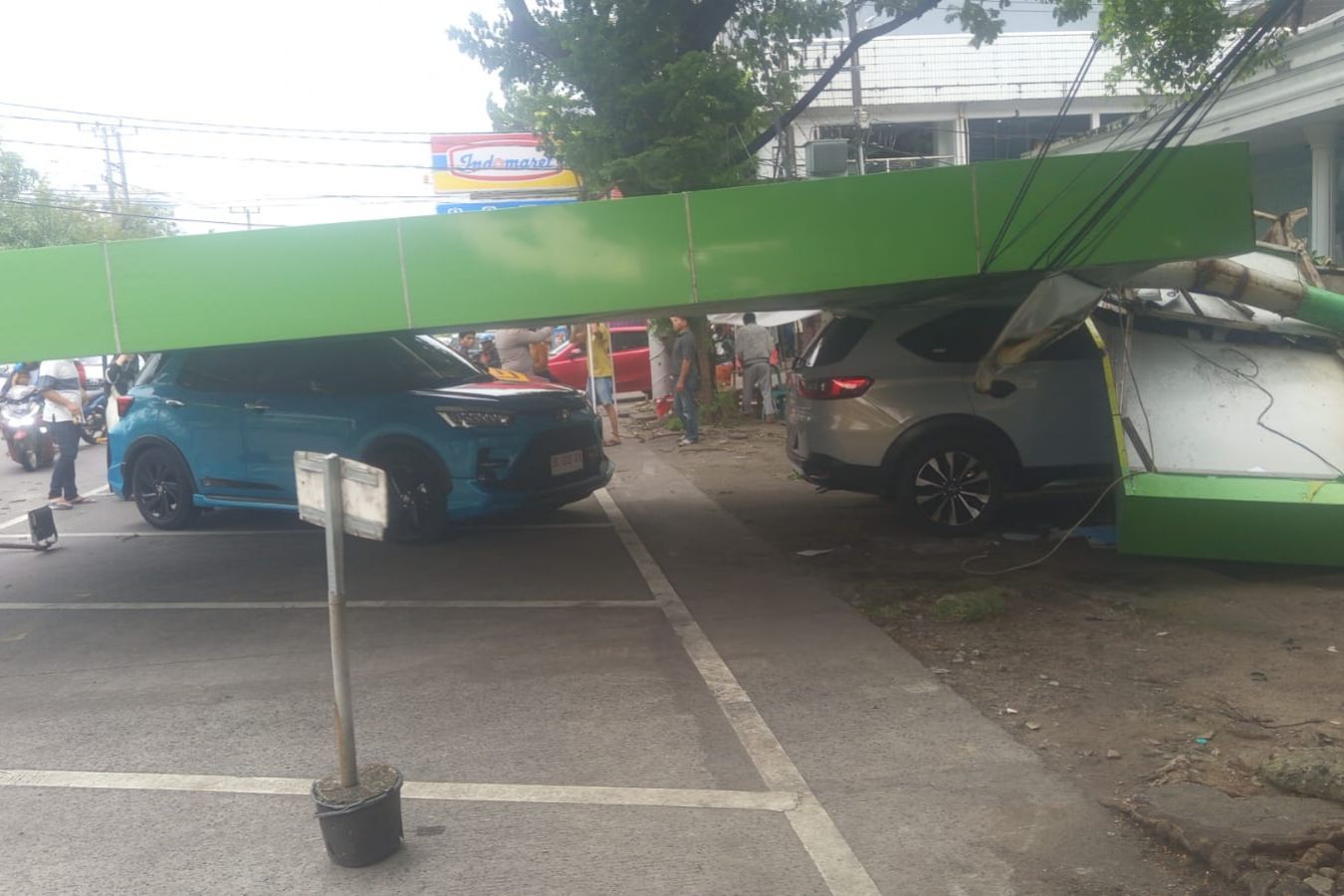 Reklame Toko di Makassar Roboh Diterpa Angin Kencang, Dua Mobil Pengunjung Rusak Tertimpa