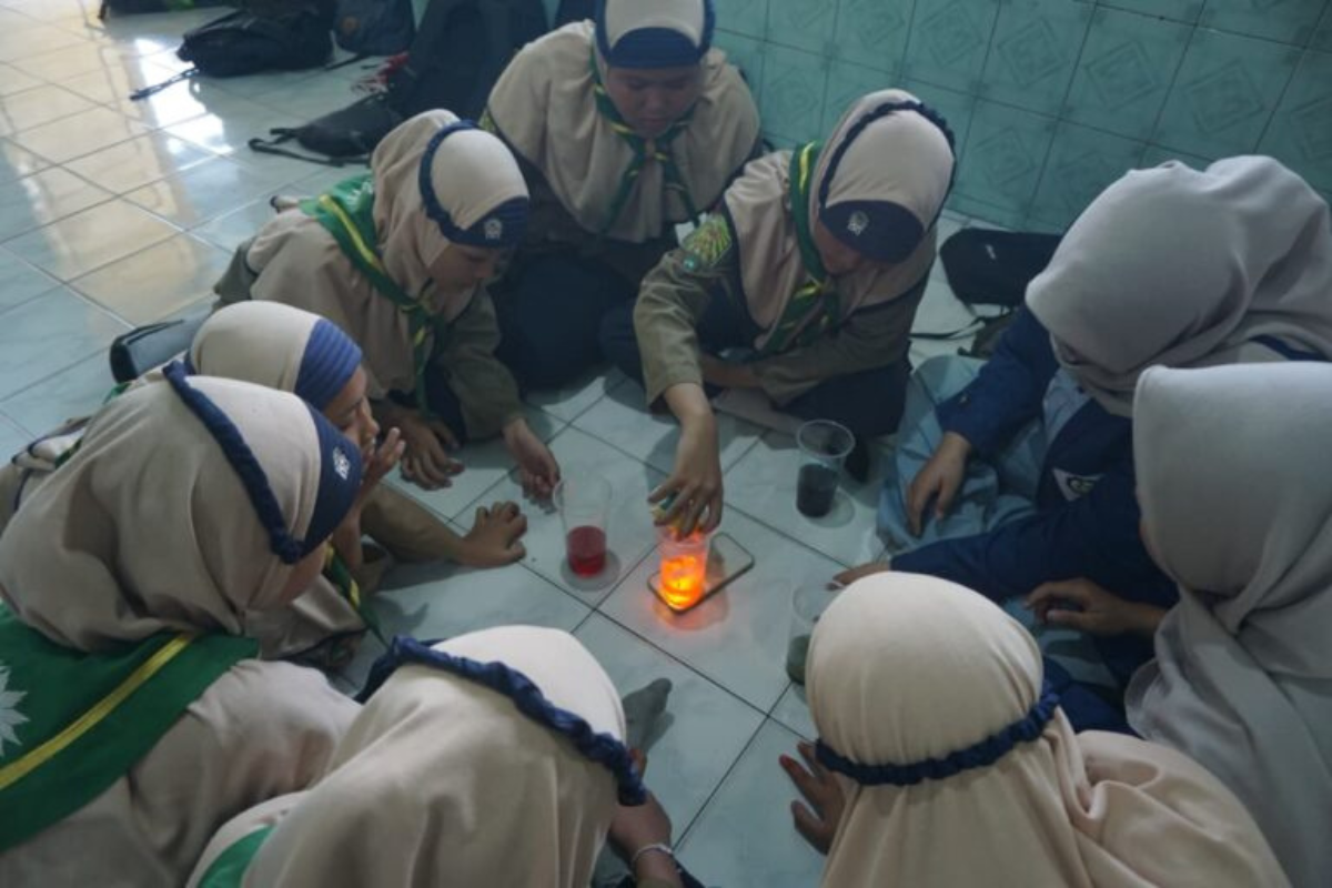 Serunya Belajar Sains! Mahasiswa ITS Ajak Siswa SD Belajar Kimia Lewat Simulasi Letusan Gunung Berapi