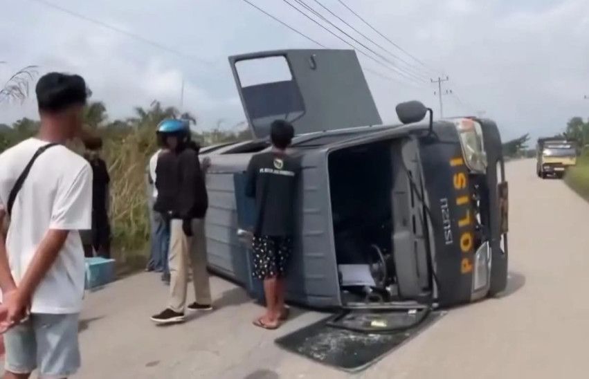 Mobil Tahanan Polres Bengkalis Kecelakaan di Dumai, Terguling Saat Bawa 14 Tahanan ke Lapas Bengkalis