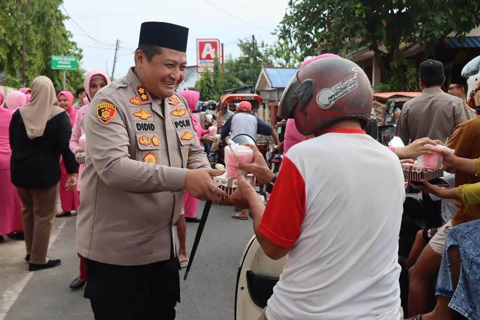 Polres Selayar Bagikan Ribuan Takjil untuk Warga, Kapolres Turun Langsung ke Jalan