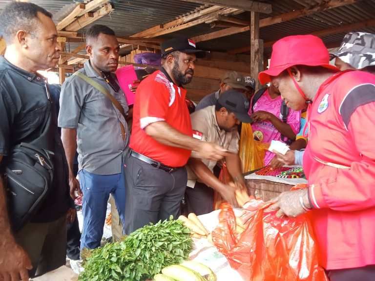 Bupati Mansel Ajak ASN Belanja di Pasar Tradisional