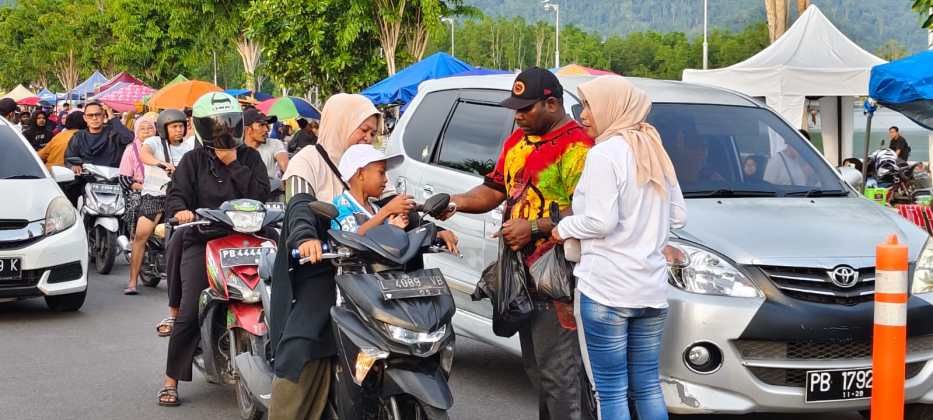 Wabup Kaimana Berbagi Takjil di Ramadan, Ajak Warga Perkuat Toleransi