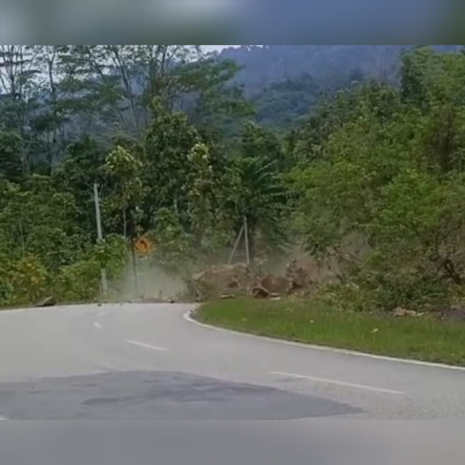 Batu Berjatuhan dari Tebing, Akses Jalan Sungai Urang Bulungan Sempat Tertutup