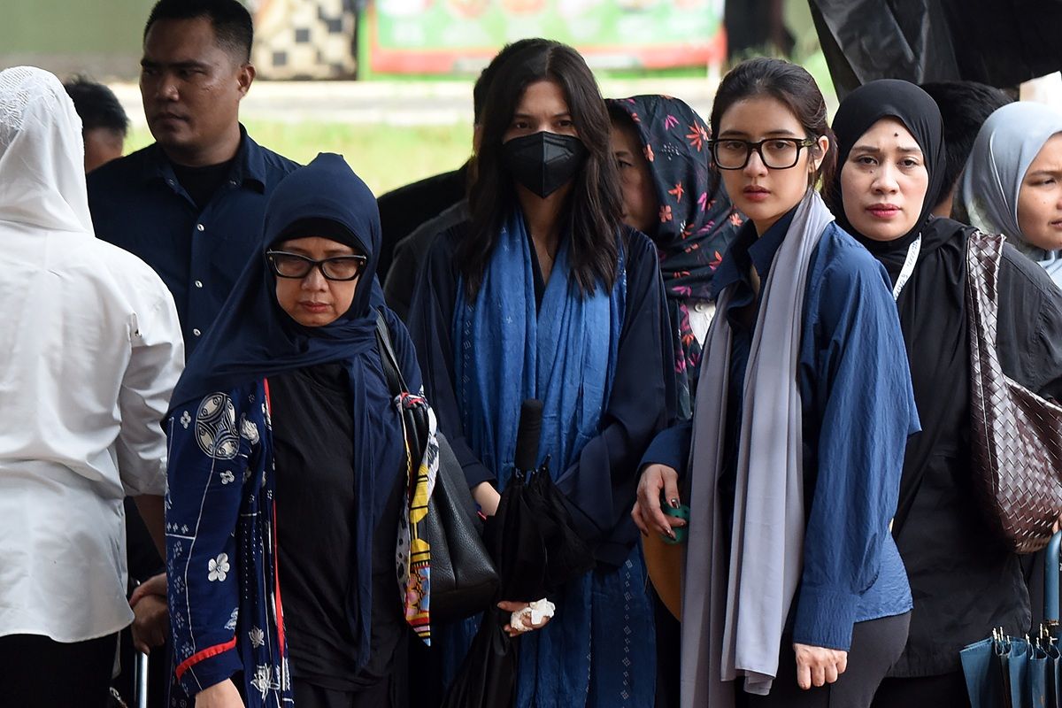 Antar Vidi Aldiano ke Peristirahatan Terakhir, Sheila Dara Tegar Jalani Prosesi Pemakaman