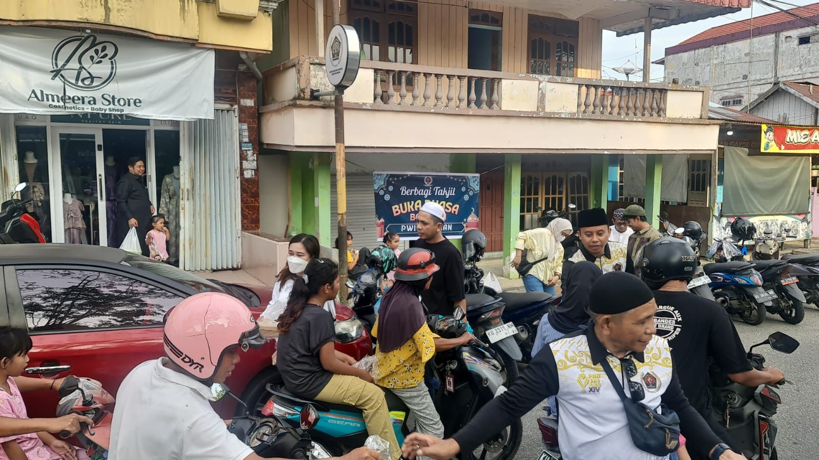 Berbagi Kebahagiaan Ramadan, Insan Pers Nunukan Turun ke Jalan Bagikan Takjil