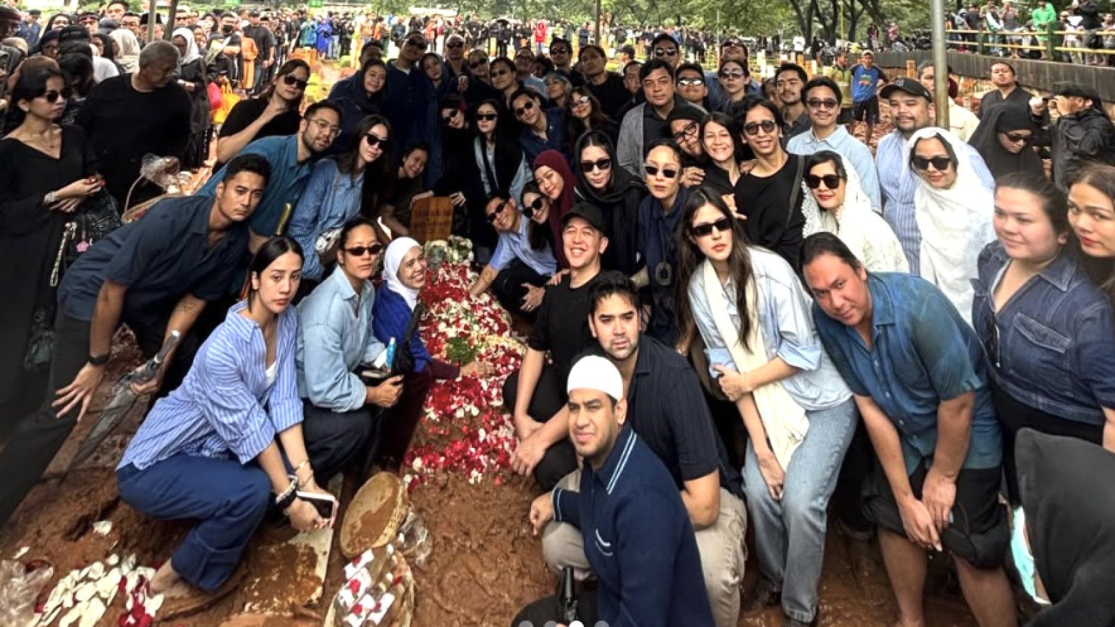 Terbayang Kenangan: Prosesi Pemakaman Vidi Aldiano yang Mengharukan