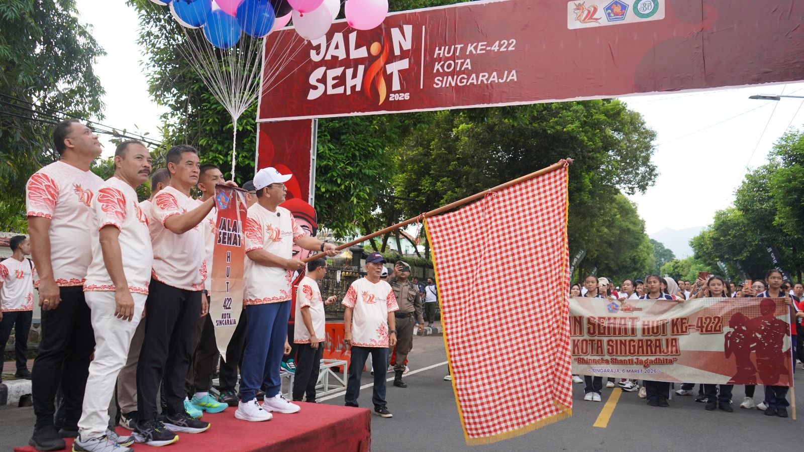 Semarak HUT ke-422 Singaraja, Bupati Sutjidra Lepas Ribuan Peserta Jalan Sehat di Taman Kota