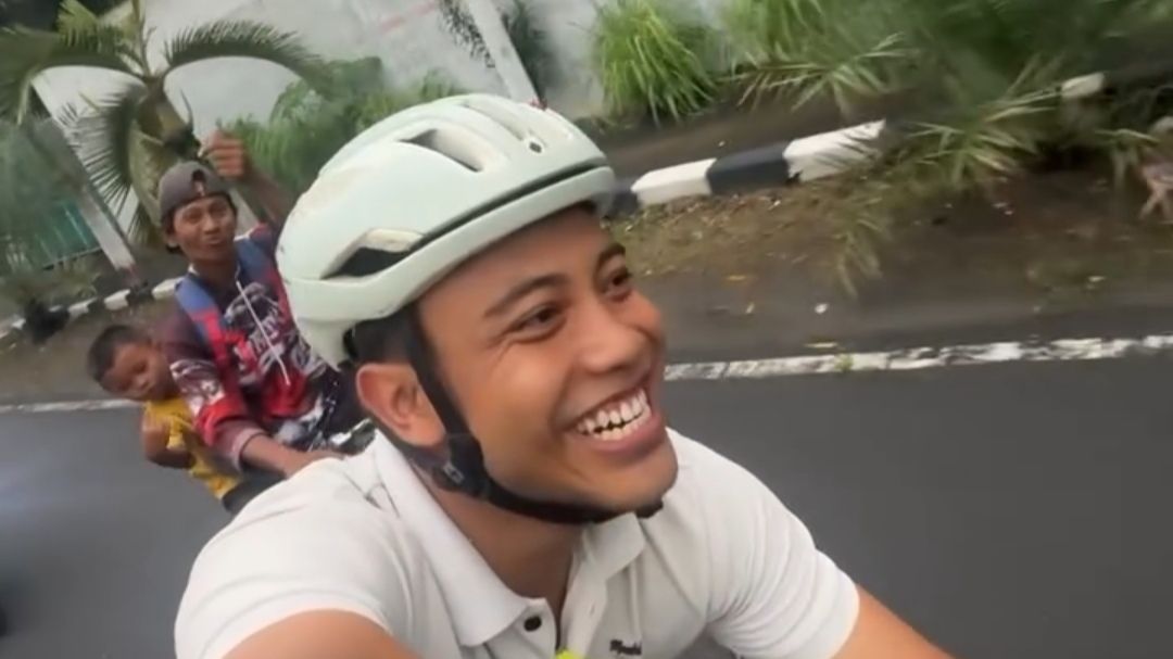 Belajar Kebahagiaan dari Ayah-Anak Pengendara Sepeda Ontel