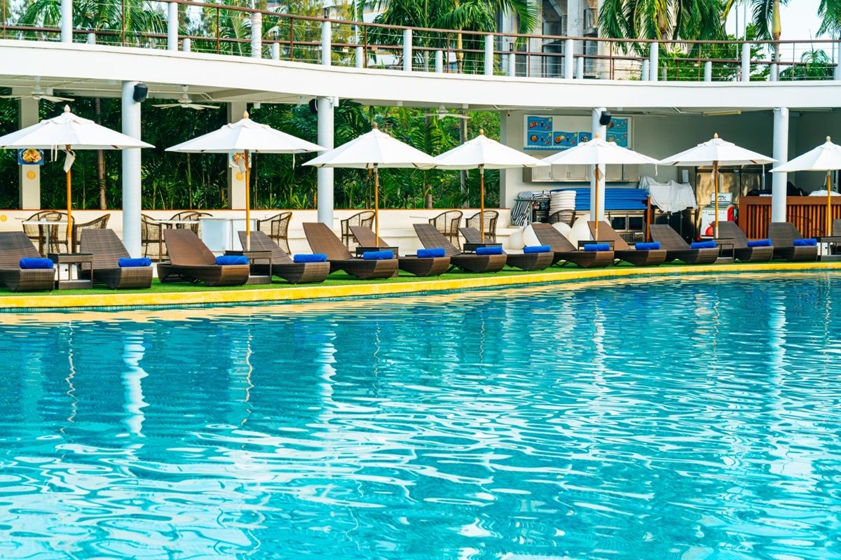 7 Aturan Berenang di Hotel: Gak Bisa Asal Nyemplung!