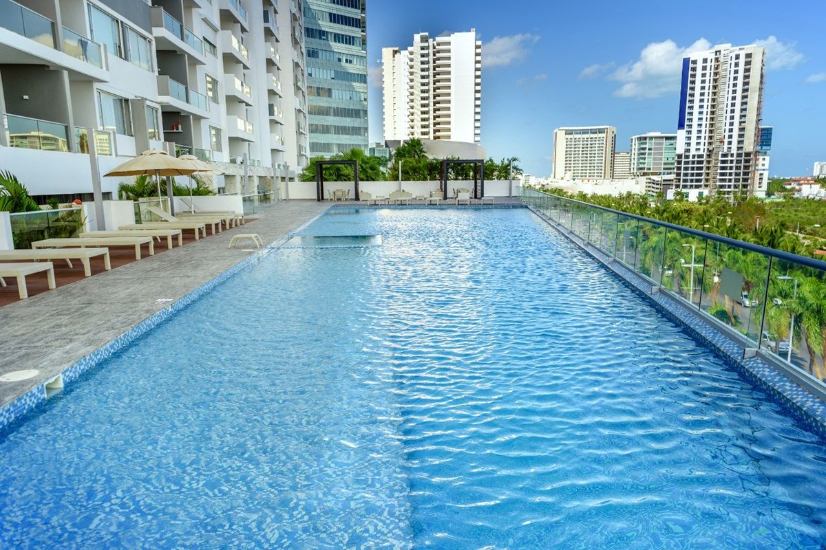 7 Aturan Berenang di Hotel: Gak Bisa Asal Nyemplung!