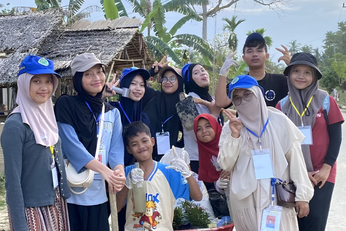 Mahasiswa UNY dan Universitas Samudra Hijaukan Kembali Desa Seuneubok Aceh dengan 60 Pohon Pucuk Merah